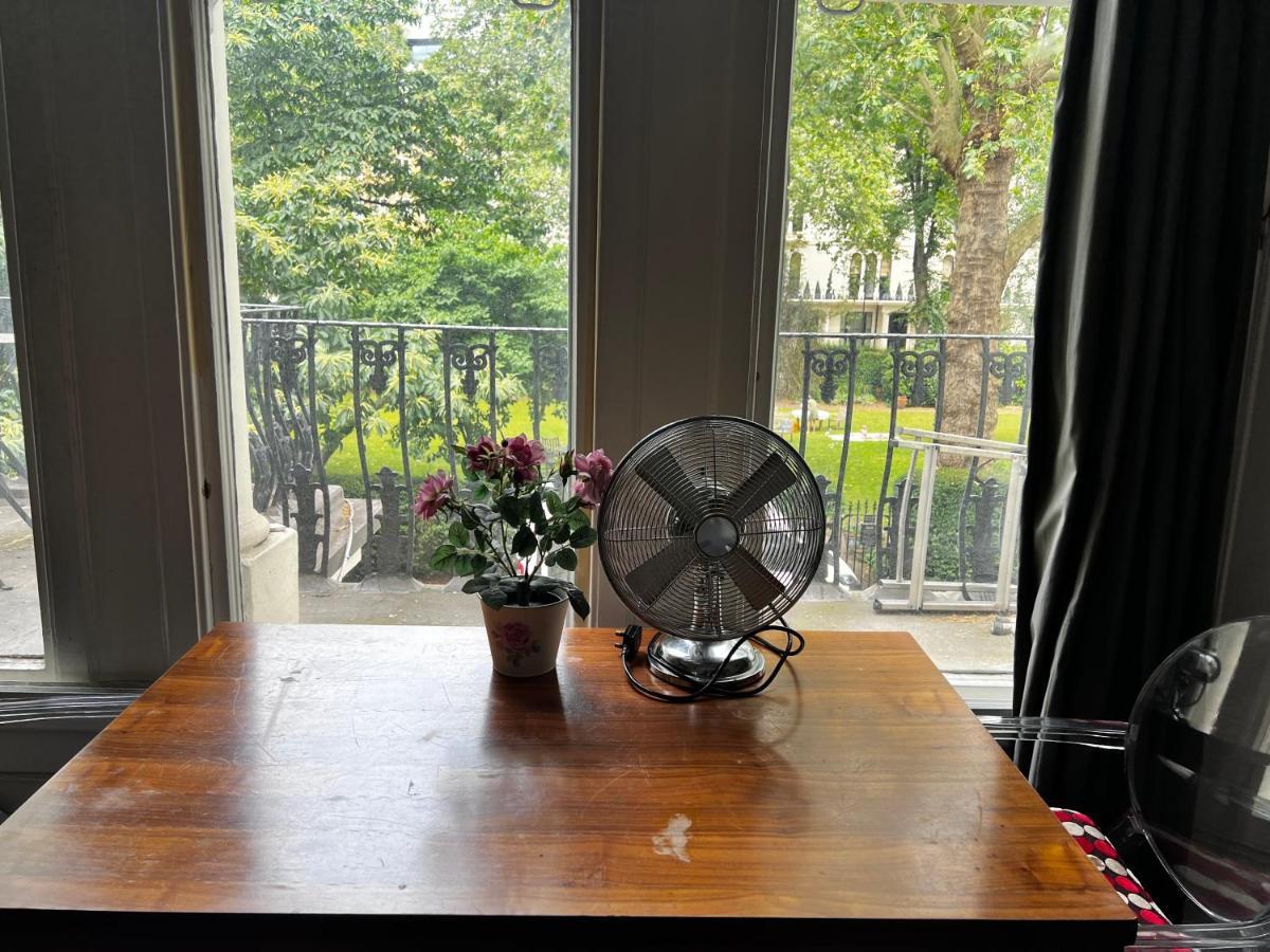 Hyde Park Studio Has Private Balcony With Tranquil Garden View London Bagian luar foto